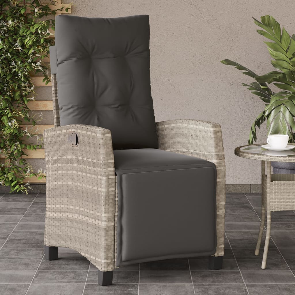 Sillón de jardín con reposapiés ajustable de polirratán gris claro