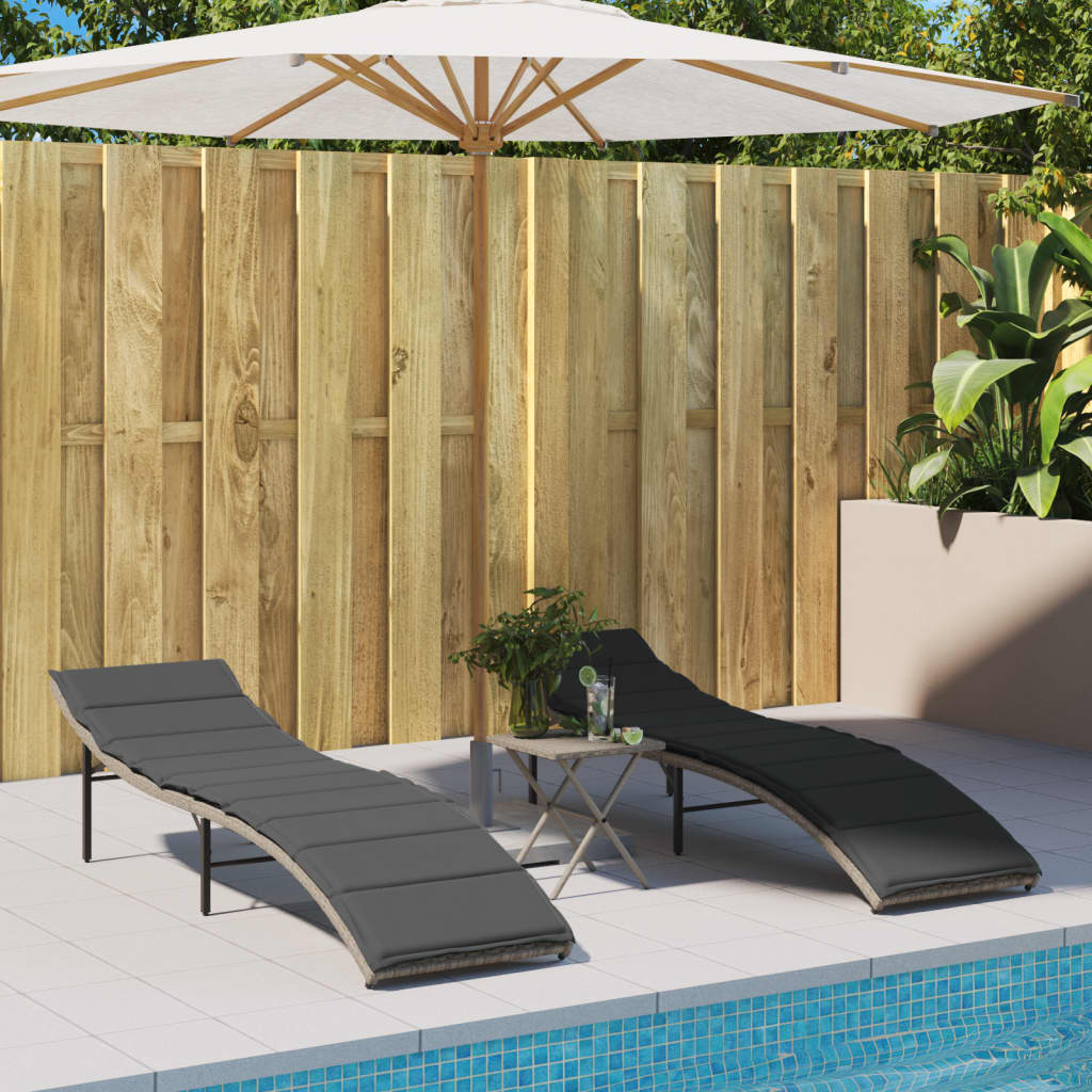 Sonnenliegen 2 Stk. mit Tisch Hellgrau Poly Rattan