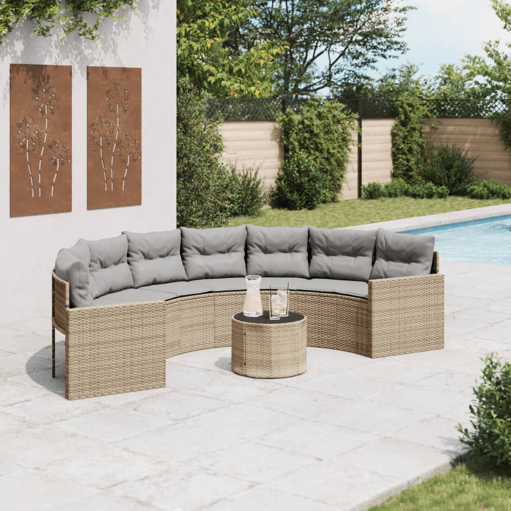 Sofá de jardín con mesa y cojines semicirculares de polirratán beige.