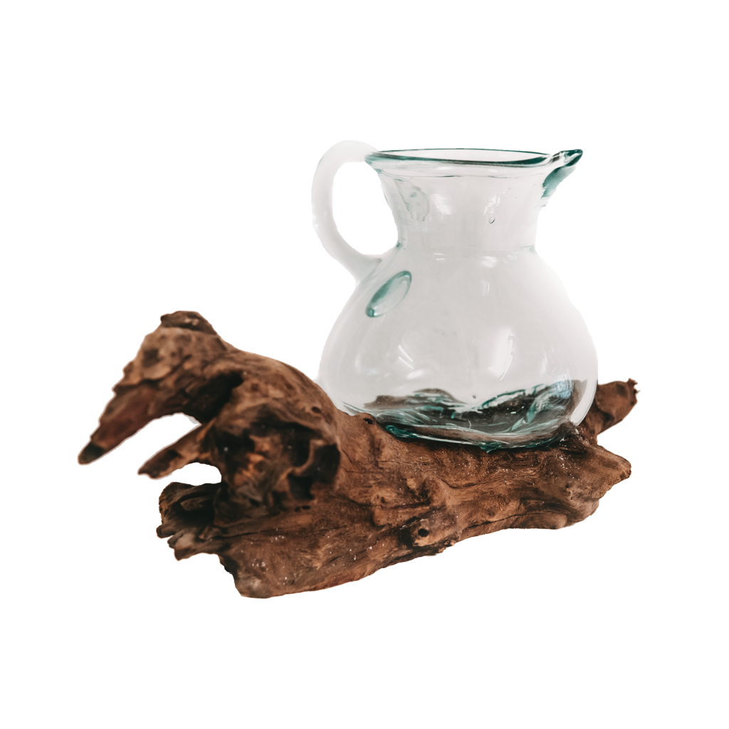Raíz de teca con jarra de cristal pequeña.