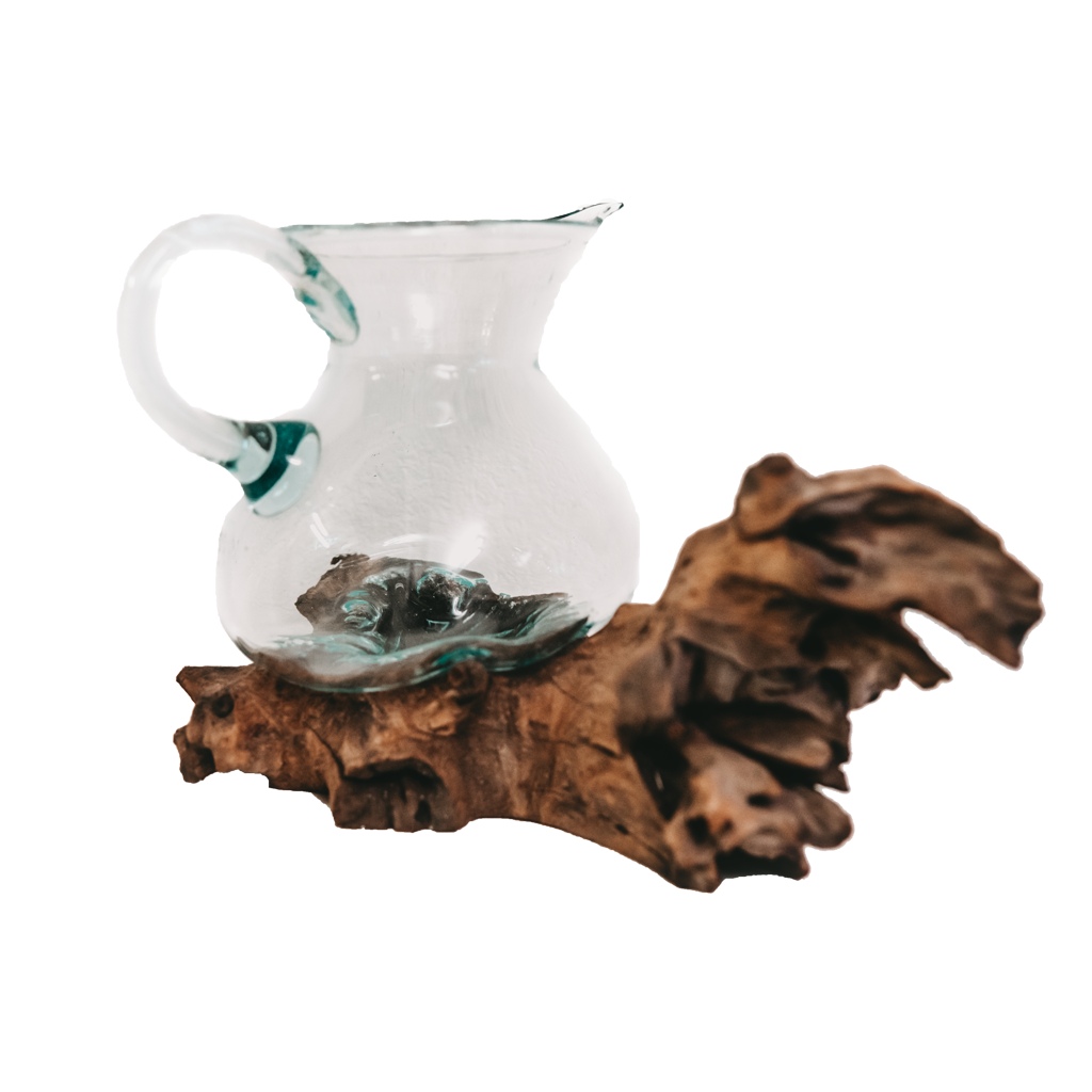 Raíz de teca con jarra de cristal pequeña.