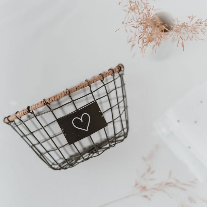 Wire basket round with heart 20cm
